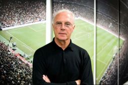 FC Bayern Muenchen  perkenalkan patung perunggu Franz Beckenbauer