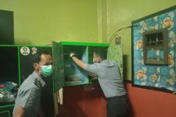 Sejumlah senjata tajam milik warga binaan Lapas Cipinang musnahkan