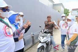 Relawan Prabowo-Gibran  bagikan susu dan merchandise di Samarinda