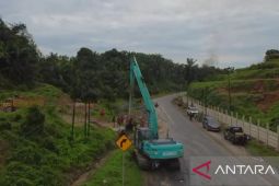 Polres dan Pemkab Asahan Bersihkan saluran air penyebab macet di Jalinsum Pulo Maria