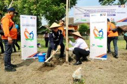 KAI "Go Green", Daop Surabaya tanam puluhan pohon di lima stasiun