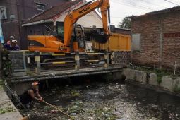 Dinas PUPR Kota Madiun bersihkan sampah sungai cegah luapan air