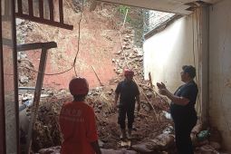 Dua unit rumah di Tangerang Selatan terdampak longsor