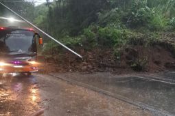 Jalan utama yang tertutup longsor di Garut kembali normal