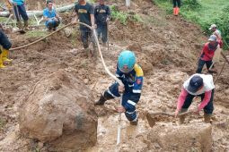 Personel Tagana siaga di jalur rawan longsor Tasikmalaya-Garut