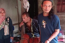 Keluarga lumpuh di Lebak berawal dari lemas dan punggung kesakitan