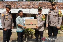 Puluhan siswa SMP dapat bantuan sepatu dari Polres Cianjur