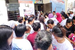 Laskar Trisakti 08 gelar bagi susu dan biskuit di Tambora dan Pejagalan