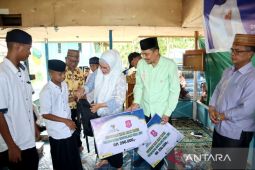 Baznas-Pemkab Bone Bolango bagikan bingkisan bagi anak yatim