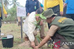 KLHK tanam sebanyak 500 bibit pohon di Parigi upaya kendalikan perubahan iklim