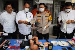 Polrestabes Medan  ungkap industri rumahan narkoba jenis "happy water"