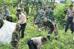 Pemkab Karawang kolaborasi bersama TNI bersihkan sungai cegah banjir