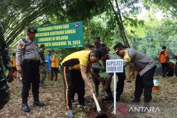 Cegah banjir, puluhan petugas dikerahkan bersihkan DAS Cimandiri