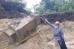 Pemkab Kediri amankan temuan tugu berangka tahun 1123 Saka di Kayunan