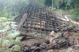 Satu keluarga terpaksa mengungsi akibat rumahnya ambruk diterjang angin kencang