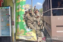 Bangunan dan reklame yang penuhi trotoar di Meulaboh dibongkar