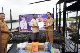 Pemkab HST serahkan dokumen kependudukan korban kebakaran rumah