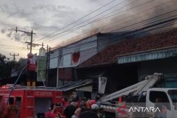 Damkar Cianjur turunkan empat mobil padamkan api bakar toko material