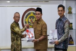 Bupati Tanah Bumbu Serahkan LHP kepatuhan ke BPK Kalsel