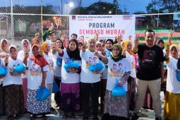 Relawan "Bocahe Gibran" gelar program tebus sembako murah