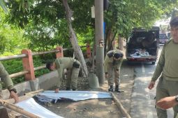 Satpol PP Surabaya tertibkan APK Pemilu tak sesuai ketentuan