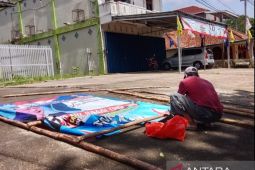 Tukang pasang spanduk dan baliho ketiban rezeki jelang pemilu
