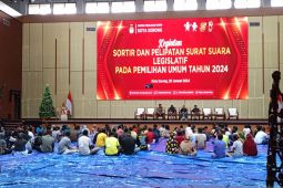 KPU Kota Sorong libatkan dua ratusan warga sortir-lipat surat suara