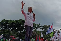 Kampanye terbuka di Bandung di bawah rintik hujan, Ganjar ungkap peran petani marhaen