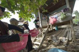 Relawan Bagi Sembako untuk Korban Banjir Bandang