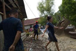 Pemadam Bantu Bersihkan Rumah Terdampak Banjir di Kolaka.