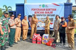 Pemprov Kalbar serahkan 1.400 paket makanan untuk korban banjir di Sintang