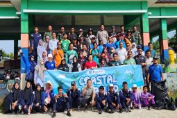 PT Buma, officials, students clean up Tanah Bumbu beach