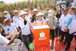 Wali Kota Pematangsiantar panen jagung dan serahkan Alsintan