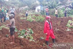 PMI Sukabumi kerahkan personel bantu penyintas tanah longsor di Cibadak