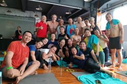 Karyawan Pak Oles ikuti latihan yoga di ruangan panas