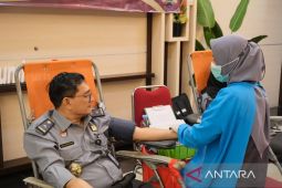 Imigrasi Kemenkumham Babel bantu PMI tambah stok darah