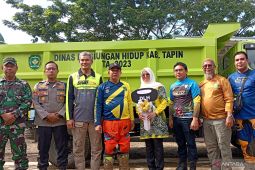 Pj Bupati Tapin serahkan bantuan truk sampah untuk Salam Babaris