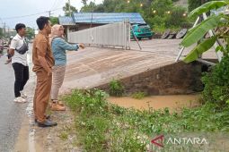 Kadis PUPR Kotabaru pantau saluran drainase berfungsi dengan baik