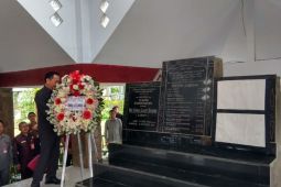 Ziarah makam Bupati Minahasa dan Wali Kota Tomohon, Caroll: Jangan lupakan jasa mereka