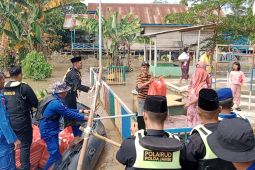 Polisi bagikan makanan bantu warga bantaran Sungai Batanghari Jambi