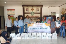 PAMA BAYA bagikan paket sembako untuk warga sekitar tambang di Kukar