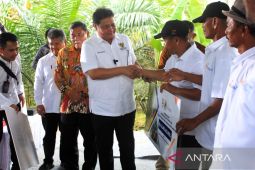 Menko Perekonomian Berikan Bantuan Untuk Petani Sawit