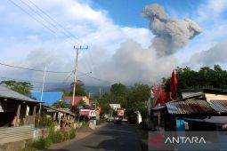 Gunung Ibu Halmahera erupsi luncurkan lava pijar