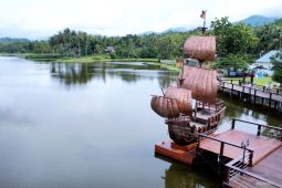 MEGAHNYA KAPAL TEMBAGA DI DANAU PERINTIS