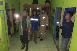 Evakuasi warga yang terdampak pergerakan tanah di Garut dibantu polisi