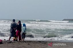 Waspadai gelombang tinggi di laut selatan Jabar hingga DIY
