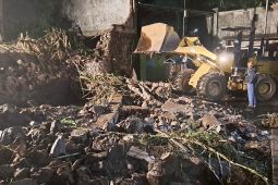 Hujan deras, dinding sepanjang 30 meter di Kota Batu roboh
