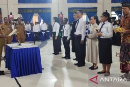 Pemerintah Raja Ampat serahkan SK 35 guru PPPK