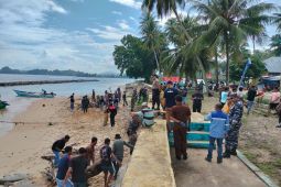 Pemkab Gorontalo Utara dan Lanal kolaborasi bersih pantai