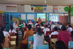 OJK Maluku sosialisasi gemar menabung bertajuk 'Aku dan Uangku' bagi siswa SD di Maluku Tengah